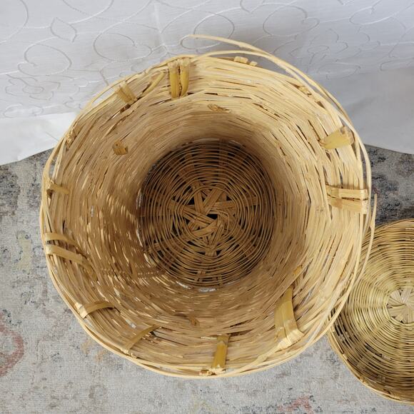 Vintage Handwoven Round Bamboo Wicker Hamper 20x14 Natural Toned Basket with Lid - Picture 8 of 15